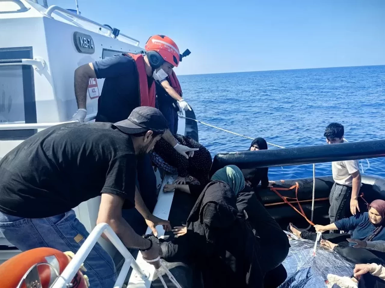 Muğla açıklarında 35 düzensiz göçmen kurtarıldı