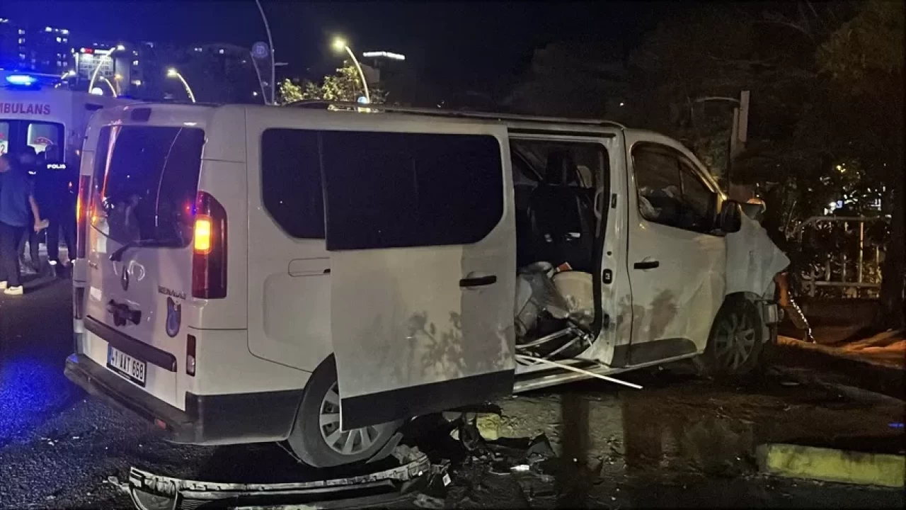 Minibüs ile çarpışan hafif ticari araç takla attı: 1 ölü, 5 yaralı