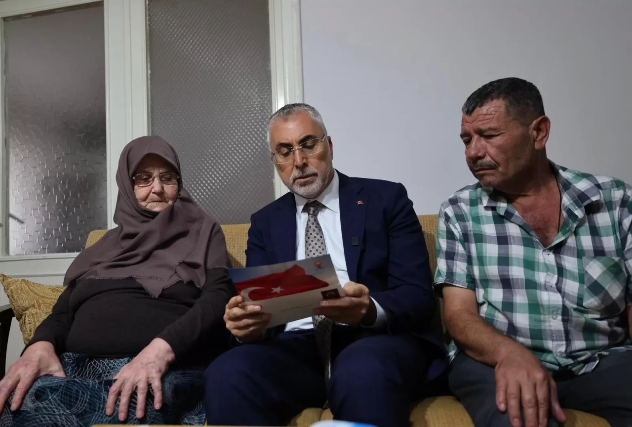 Bakan Işıkhan, şehit ailesini ziyaretinde Cumhurbaşkanı Erdoğan'ın "Terörsüz Türkiye" mektubunu okudu