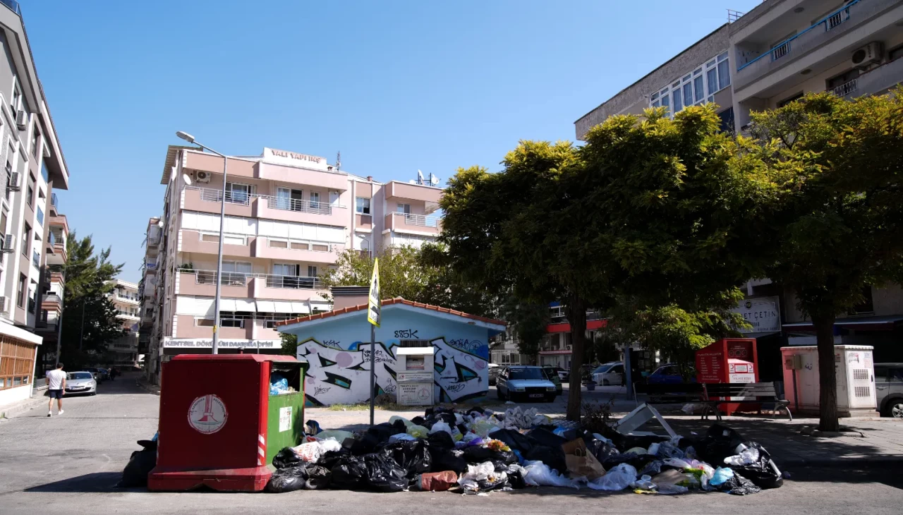 CHP'nin, İzmir'deki çöp sorununu hükümetin üzerine yıkmaya çalışmasını, bakın hangi CHP'li önledi!