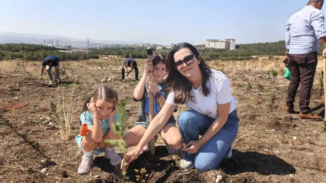 Bursa'da sigarayı bırakan vatandaşlar fidan dikimi gerçekleştirdi