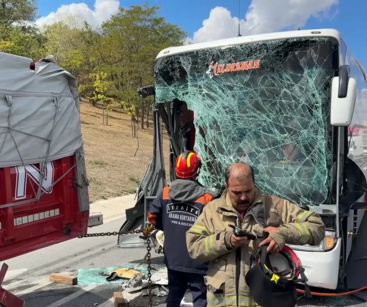 Esenyurt’ta yolcu otobüsü kamyona çarptı: Şoför yaralı