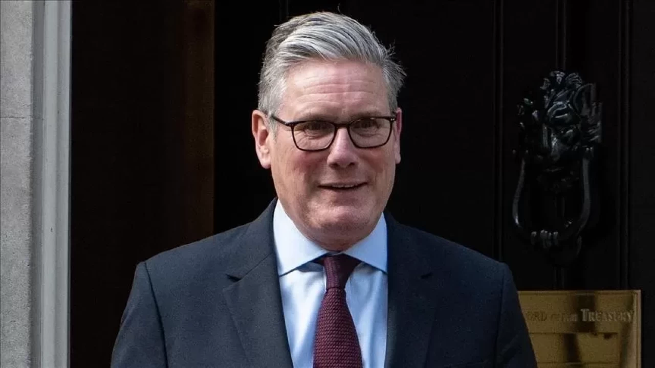 İngiltere Başbakanı Starmer, polislerin yaralandığı aşırı sağ eylemine tepki gösterdi