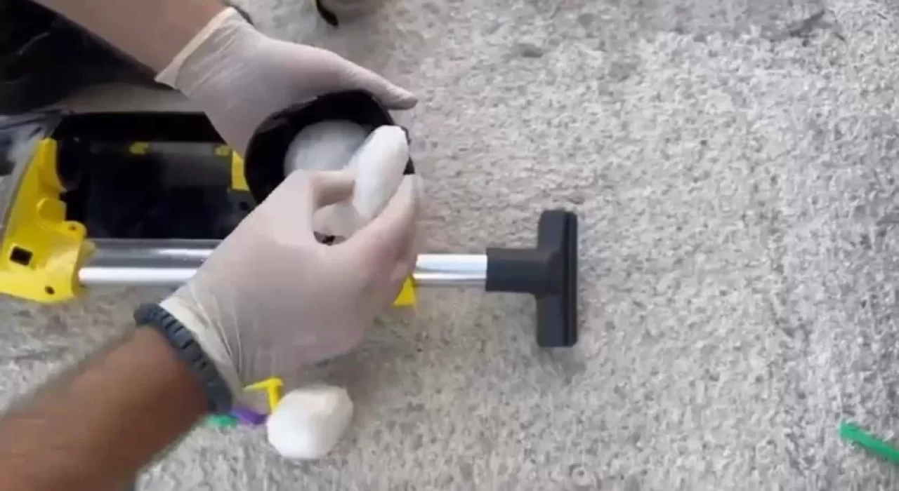 Süpürgeye zulalanmış uyuşturucu ele geçirildi