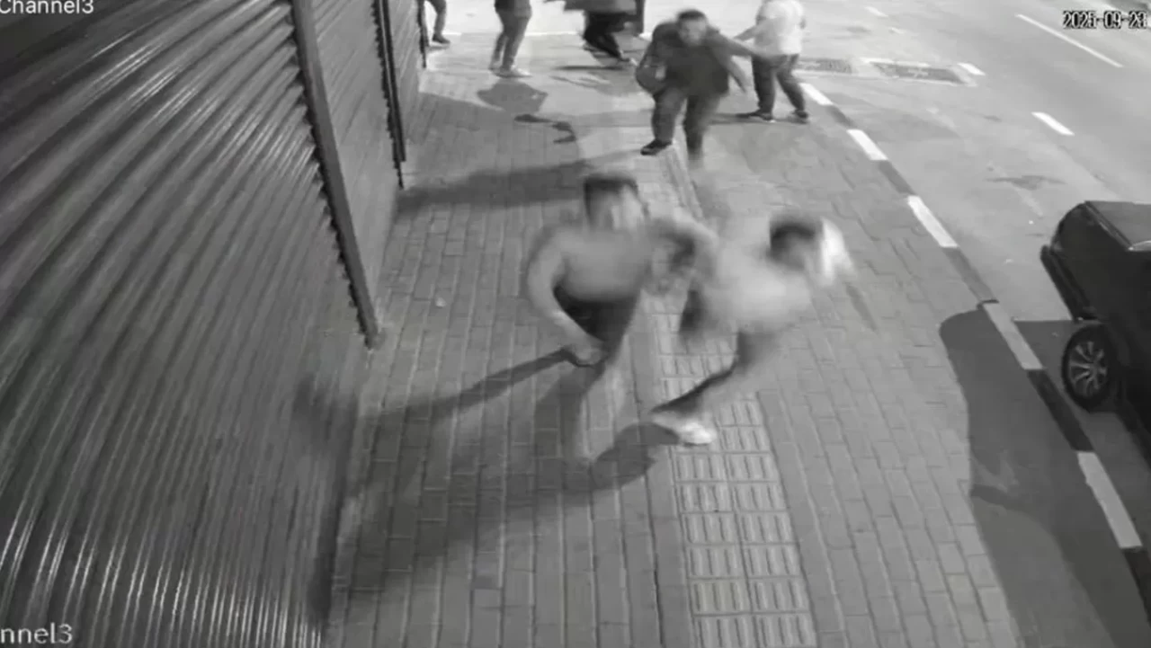 Kalabalığın arasına daldı, husumetlisini başından böyle vurdu