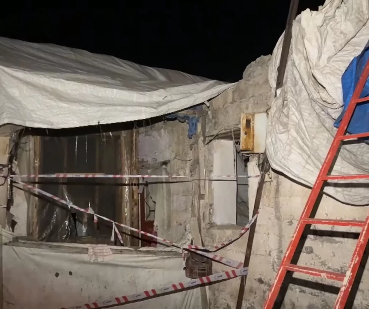 Erzurum’da toprak ev çöktü: Mahalleli elleriyle enkazdan can kurtardı