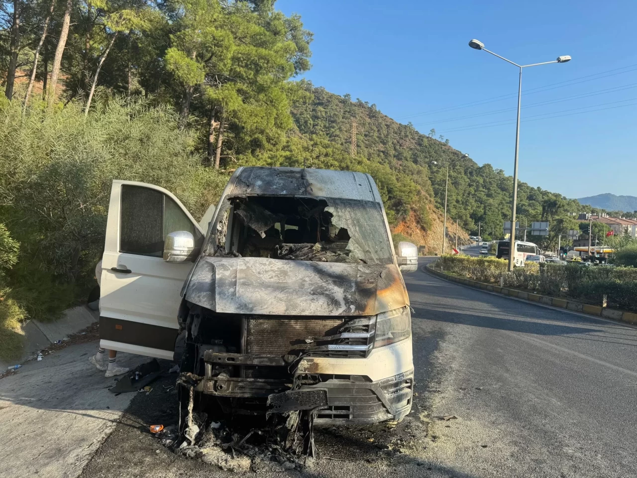 Marmaris’te turistleri taşıyan minibüs alev aldı