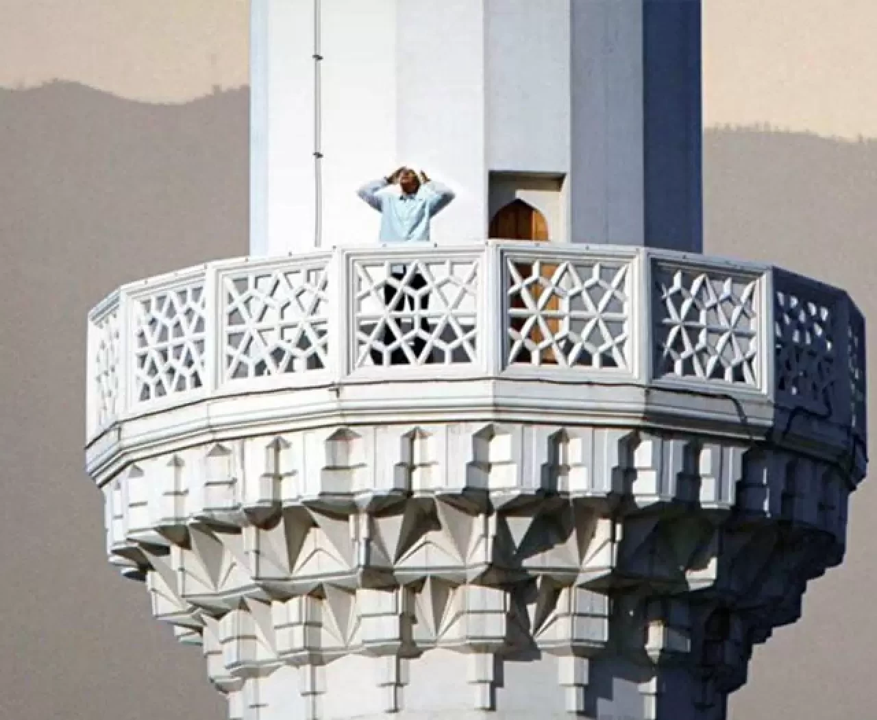 Ezan Nedir? Ezan Nasıl Okunur? Arapça ve Türkçe Okunuşu