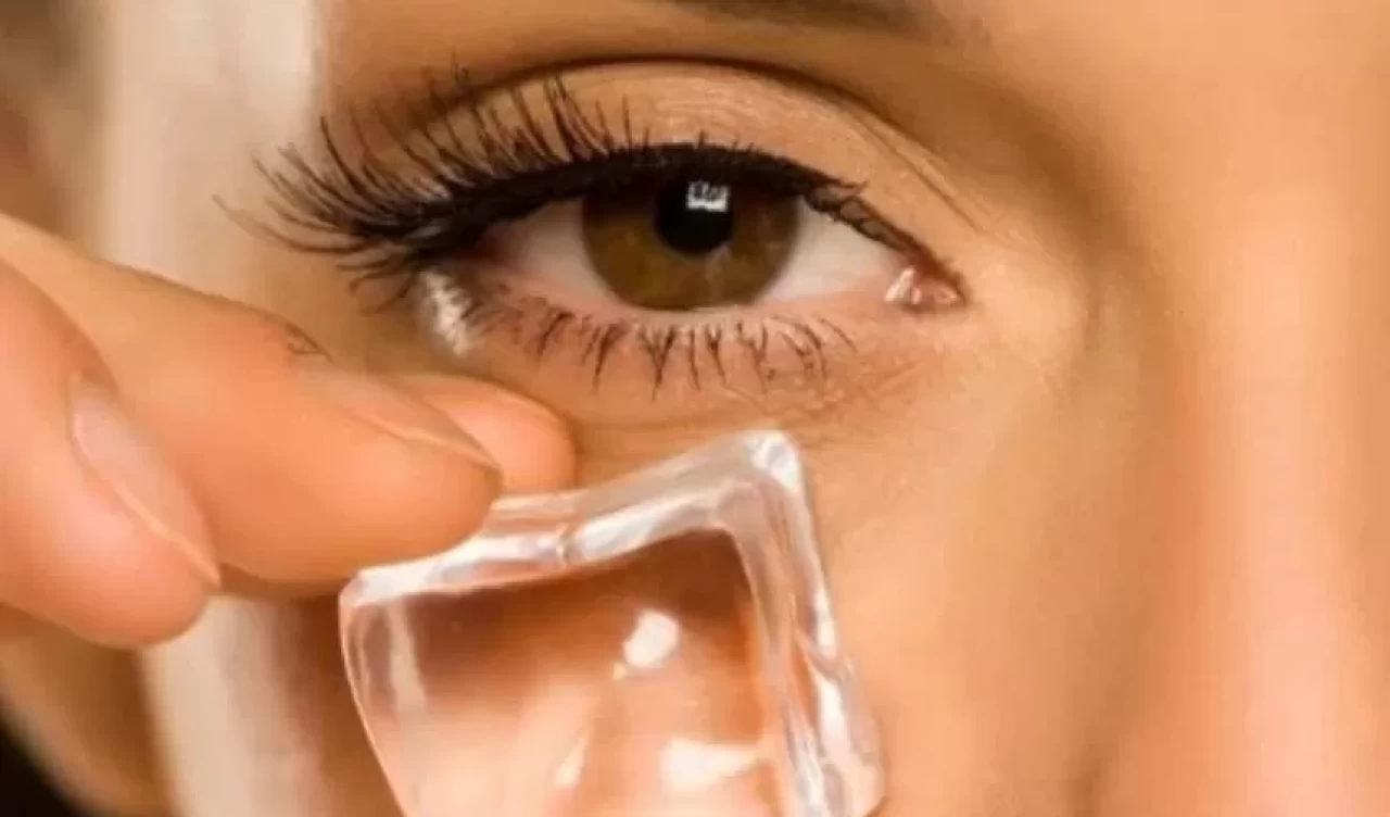 Buz ve süt ile göz çevresi bakımı! Morluk ve şişliği hafifletin