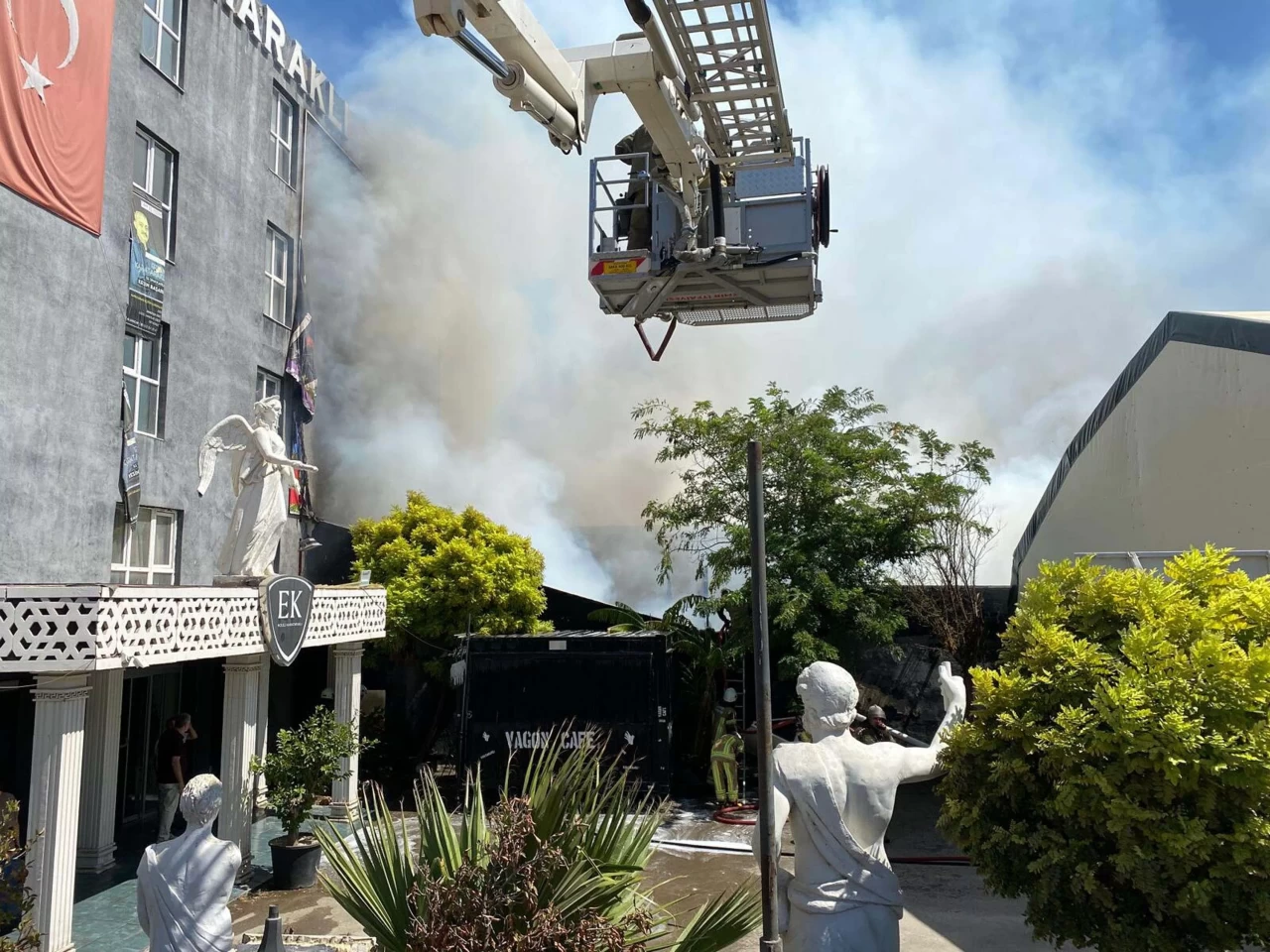 İzmir'de 2 katlı metruk bina yandı: 2 gözaltı