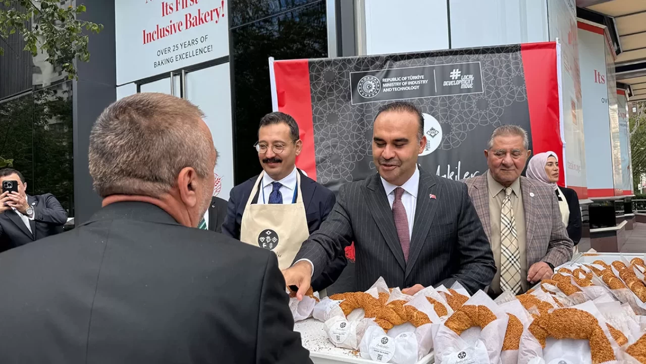Bakan Kacır vatandaşlara simit ikram etti ve Gazze mesajı verdi