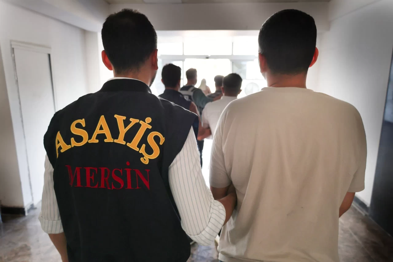 Mersin’de polis ve savcı kılığına giren dolandırıcılar yakalandı: 2,6 milyon TL ele geçirildi