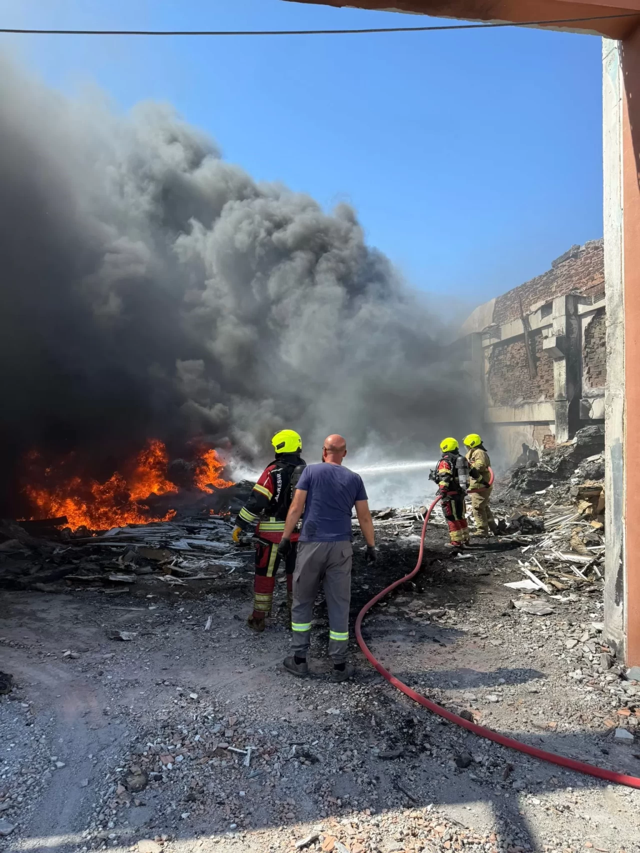 Bandırma'da atıl depoda çıkan yangın kısa sürede büyüdü