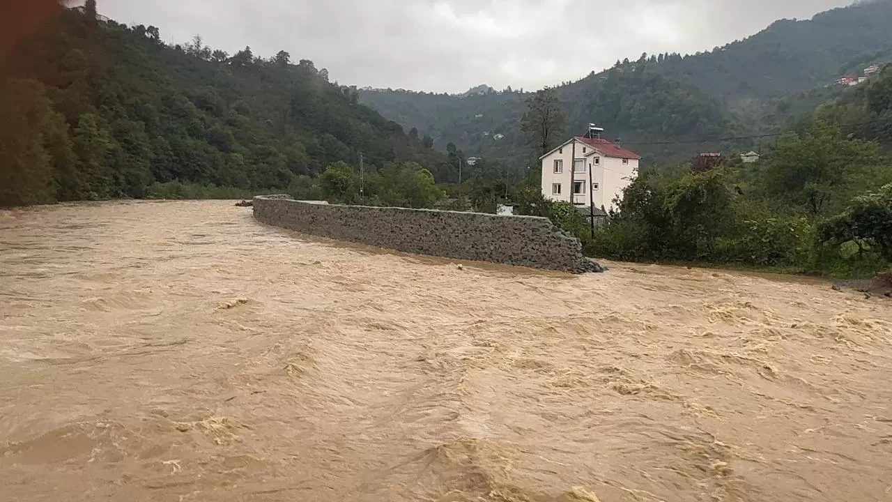 Giresun'da sel ve heyelan: Mahsur kalan 10 kişi kurtarıldı