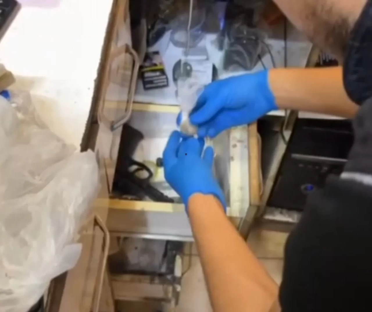 Adana’da bakkalda uyuşturucu ve ruhsatsız tabanca ele geçirildi: 3 zanlı tutuklandı