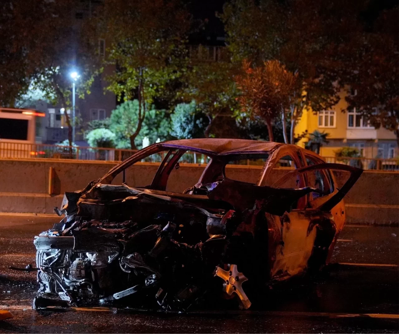 Esenler’de feci kaza: 5 yaralı, araç alev alev yandı