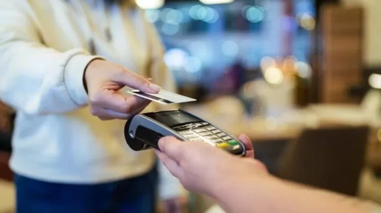 Banka kartını arkadaşına güvenip verdi, hapis cezası aldı