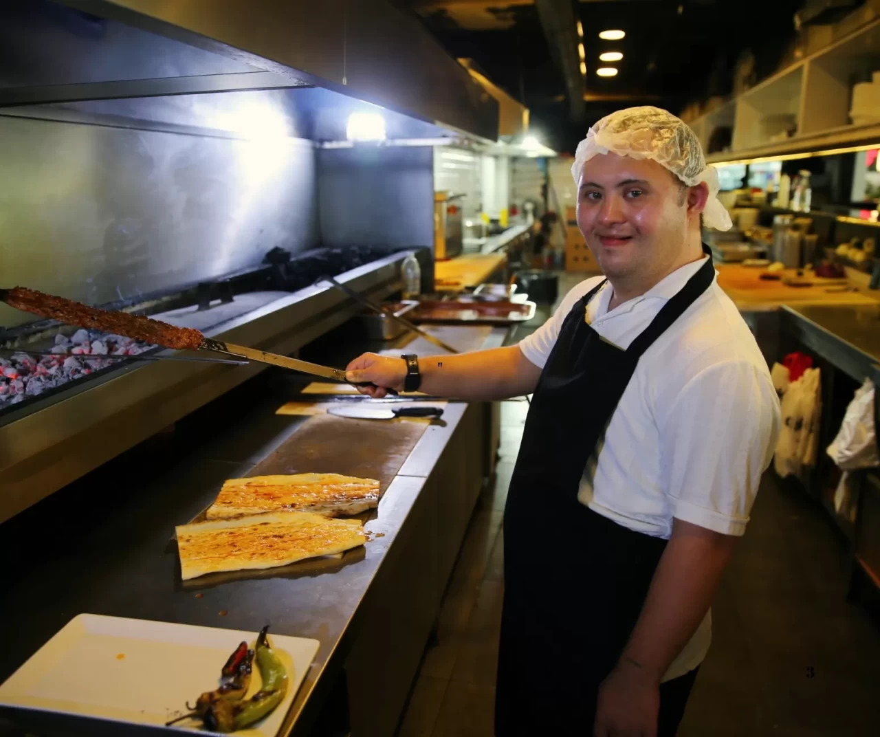 Adana'da restoranda çalışan down sendromlu genç: "Çalışmayı çok seviyorum"