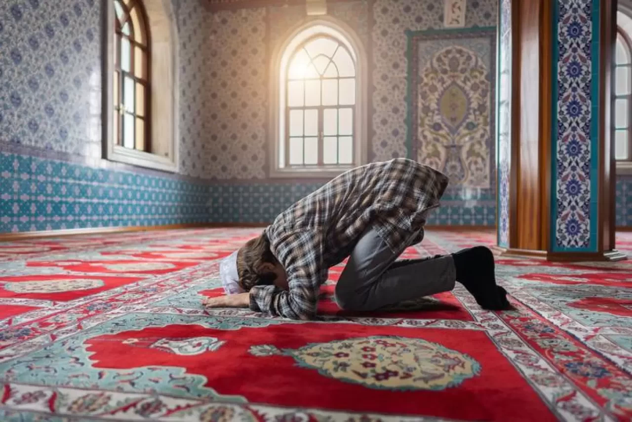 Kaza namazı olan kimse sünnet namazı kılabilir mi?