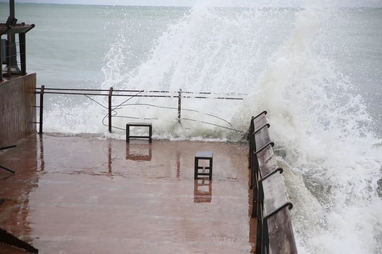 Kuvvetli rüzgar Ordu'da denizde tehlikeli dalgalar oluşturdu: 4 metreye kadar çıktı