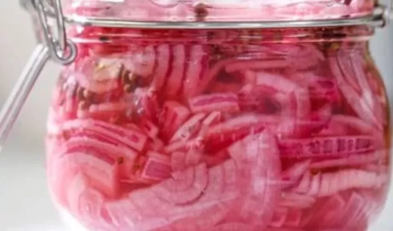 Yemeklere lezzet katan soğanın turşusu damakları şenlendiriyor