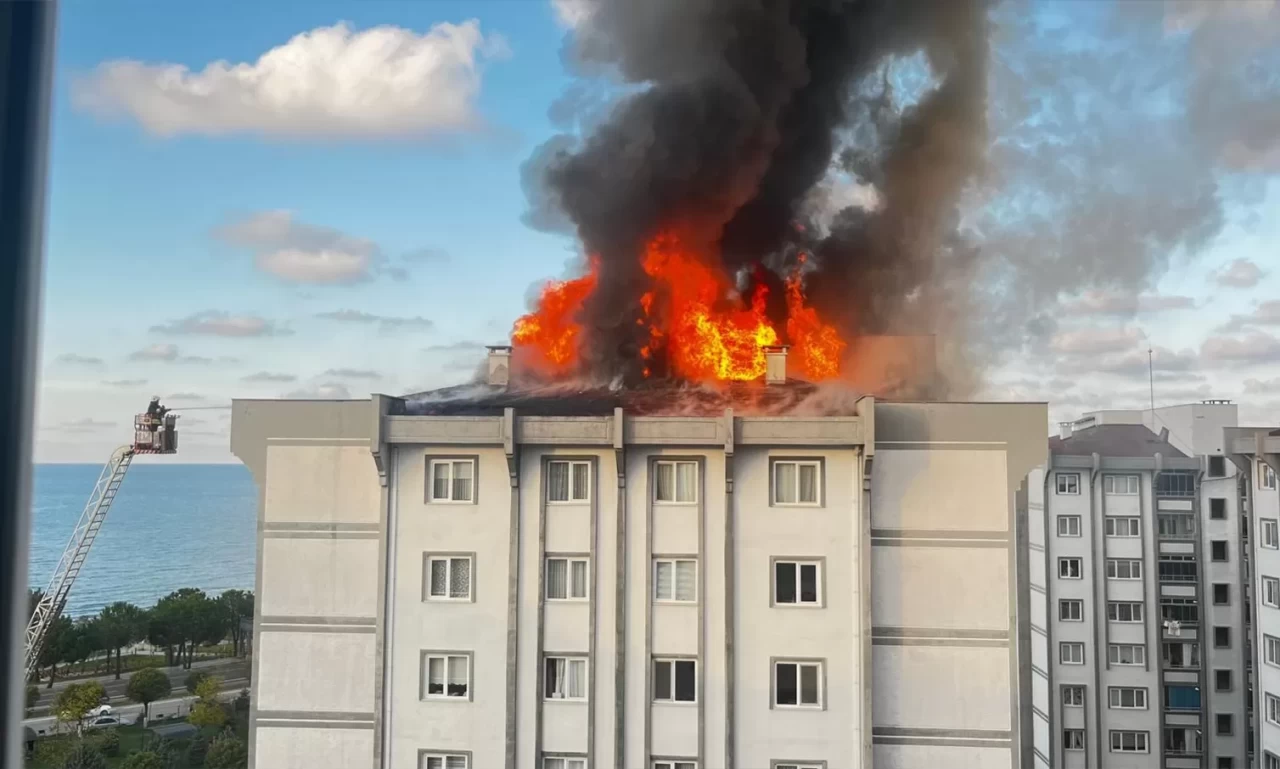 Ordu’da 7 katlı binanın çatısı alev alev yandı
