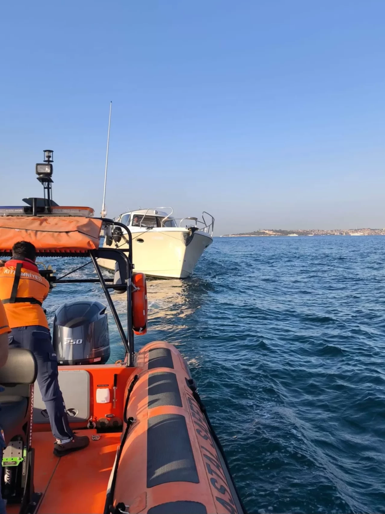 Ortaköy önlerinde sürüklenen tekne kurtarıldı