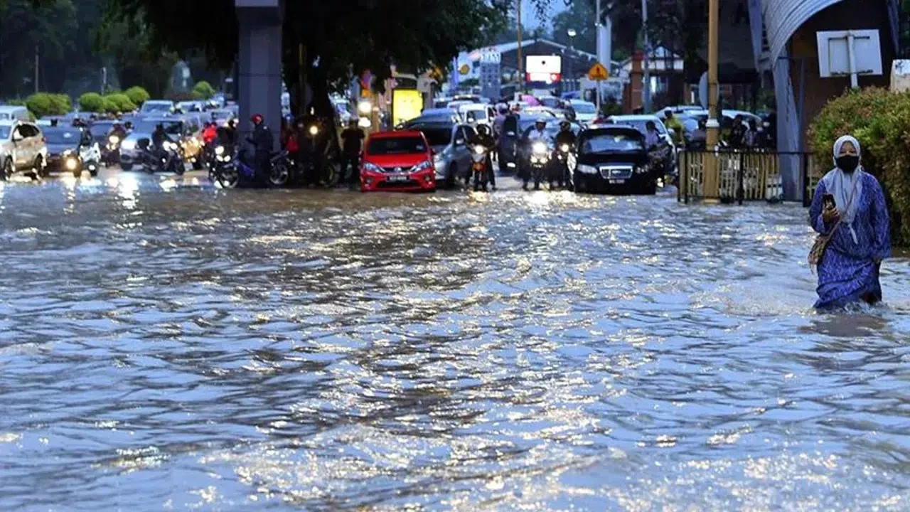 Malezya'da şiddetli yağışların yol açtığı sellerde 12 kişi öldü