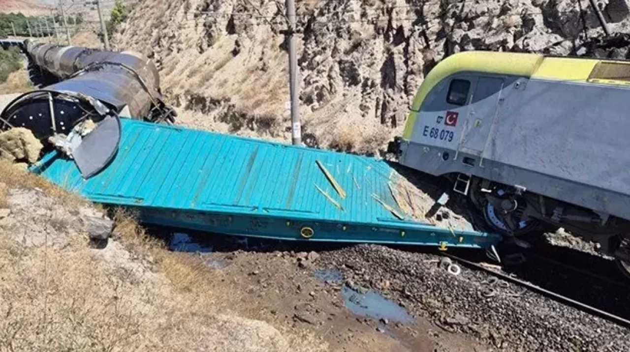 Yük trenleri kafa kafaya çarpıştı