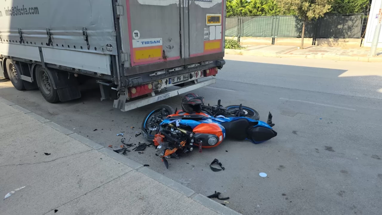 Bursa'da park halindeki tıra çarpan motosikletin sürücüsü ağır yaralandı