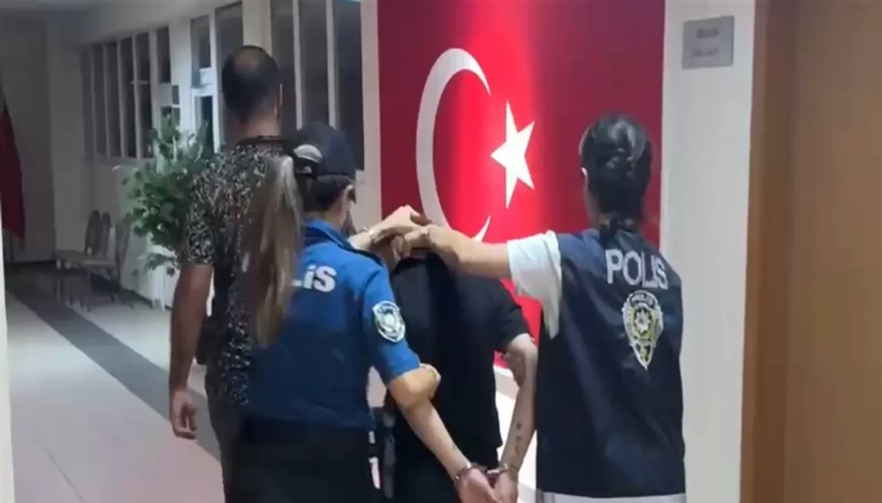 Avcılar'da Türk Bayrağı'nı araçların önüne atan kadın tutuklandı