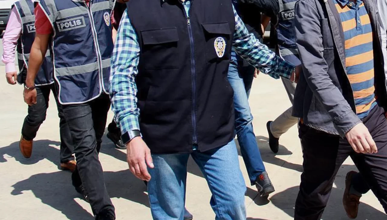 İş yerine çekiçli saldırı: Etek giydirilen şahıs darp edildi, 3 kişi tutuklandı