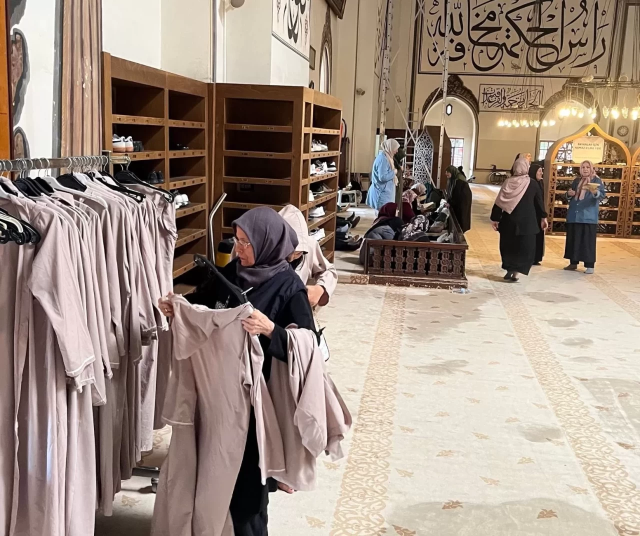 Tarihi cami ziyaretlerine kıyafet düzenlemesi getirildi