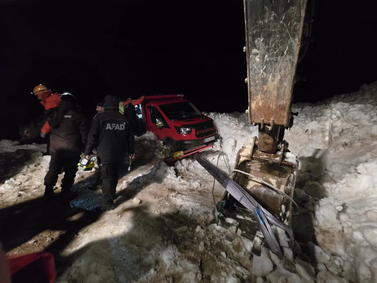 Yaylada 6 aracın üzerine çığ düştü: Mahsur kalan 15 kişi kurtarıldı