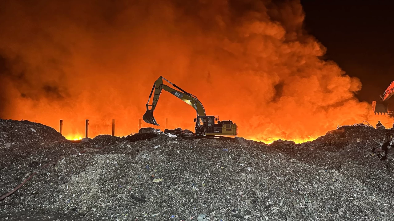 Adana'da geri dönüşüm tesisinde alevler sardı! Yangına müdahale sürüyor