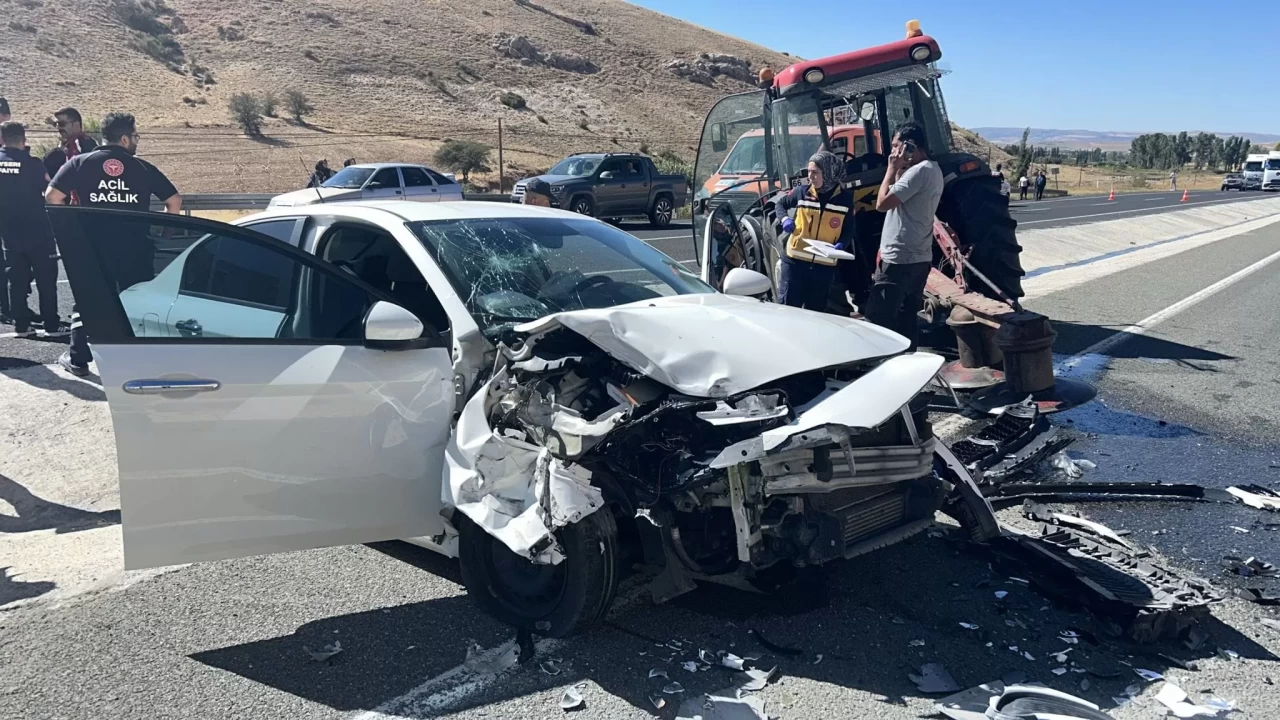 Otomobil ile traktör çarpıştı: 4 yaralı