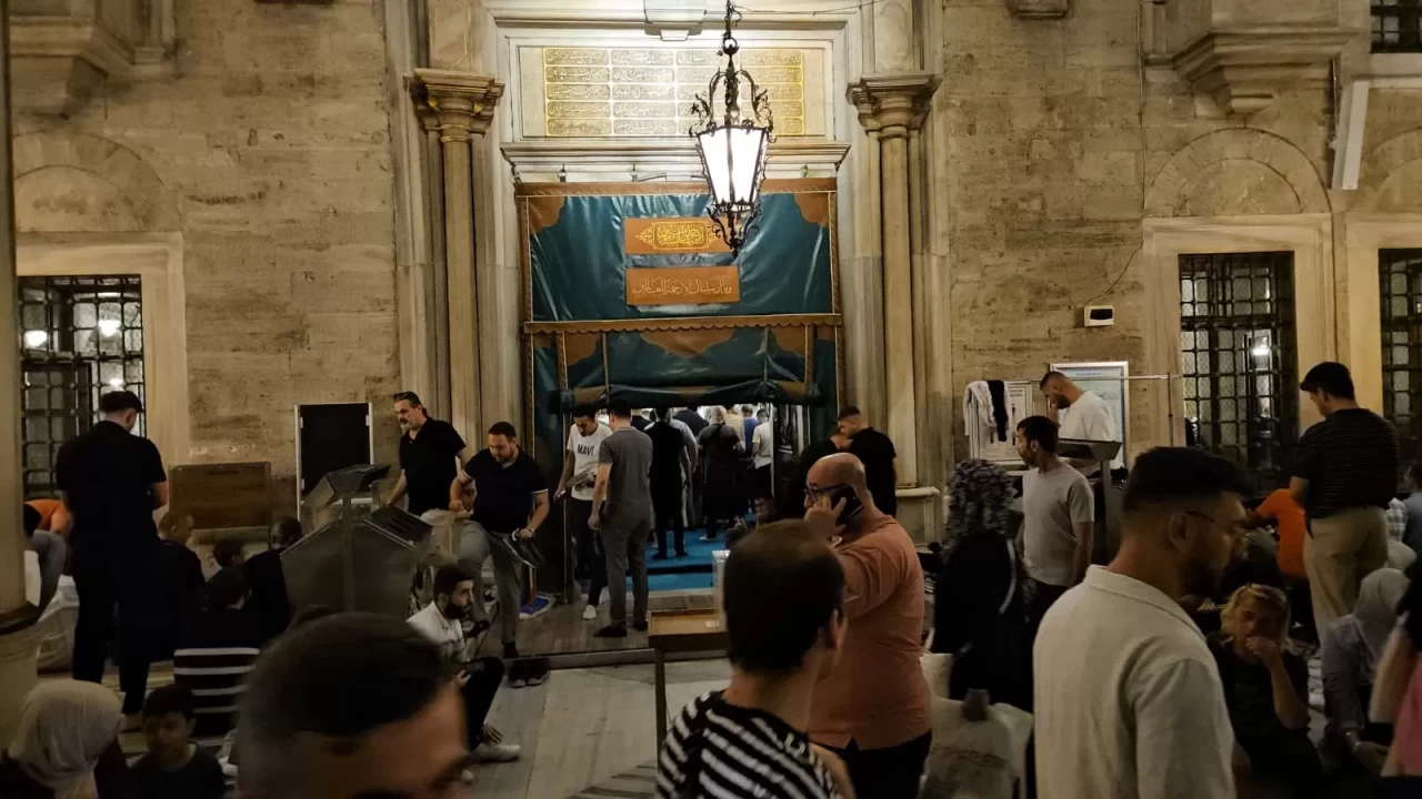 Mevlid Kandili'nde vatandaşlar Eyüpsultan Camii'ne akın etti
