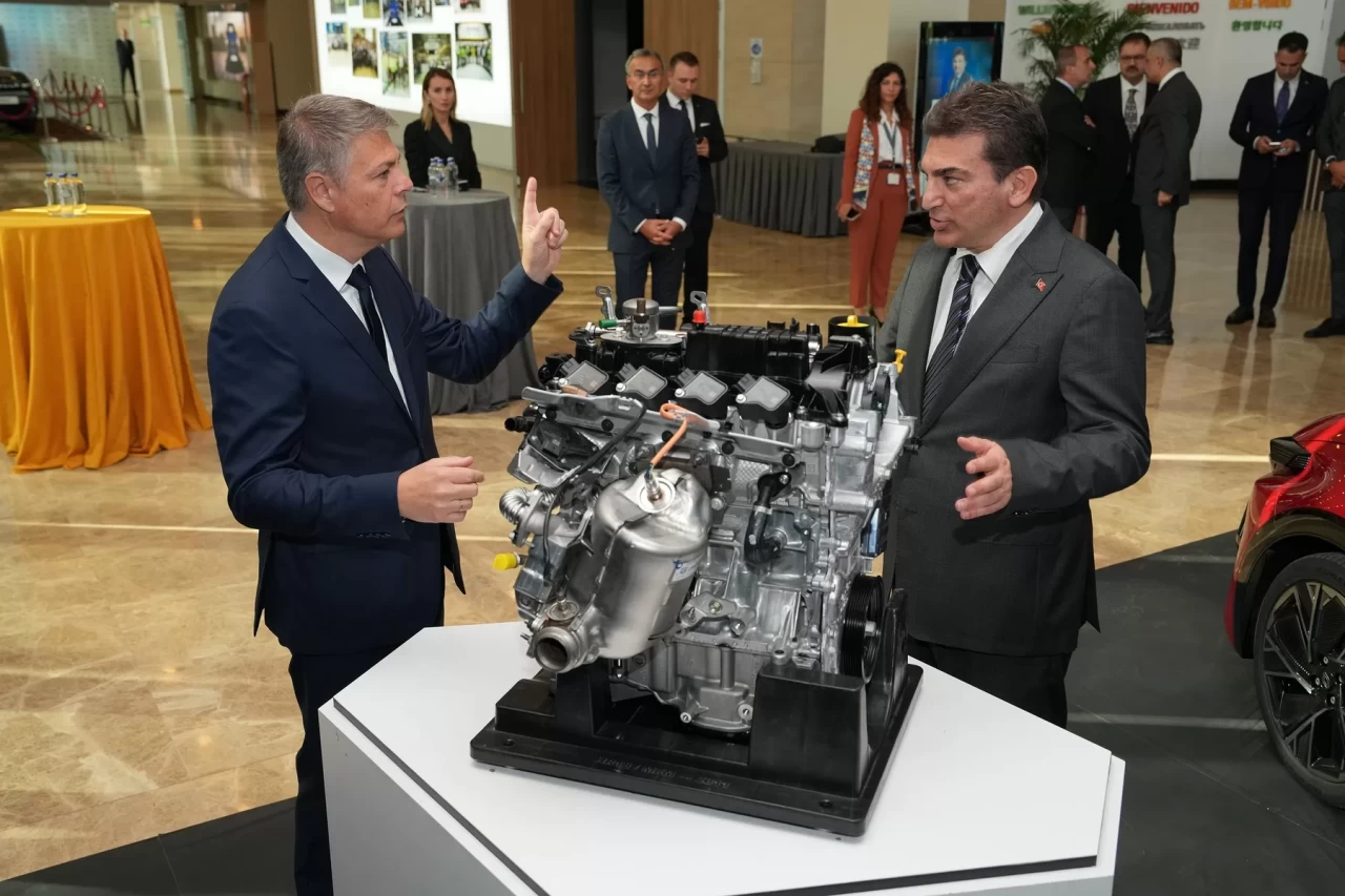 OYAK Genel Müdürü Murat Yalçıntaş, Renault'nun Bursa üssünde üretim hattını inceledi