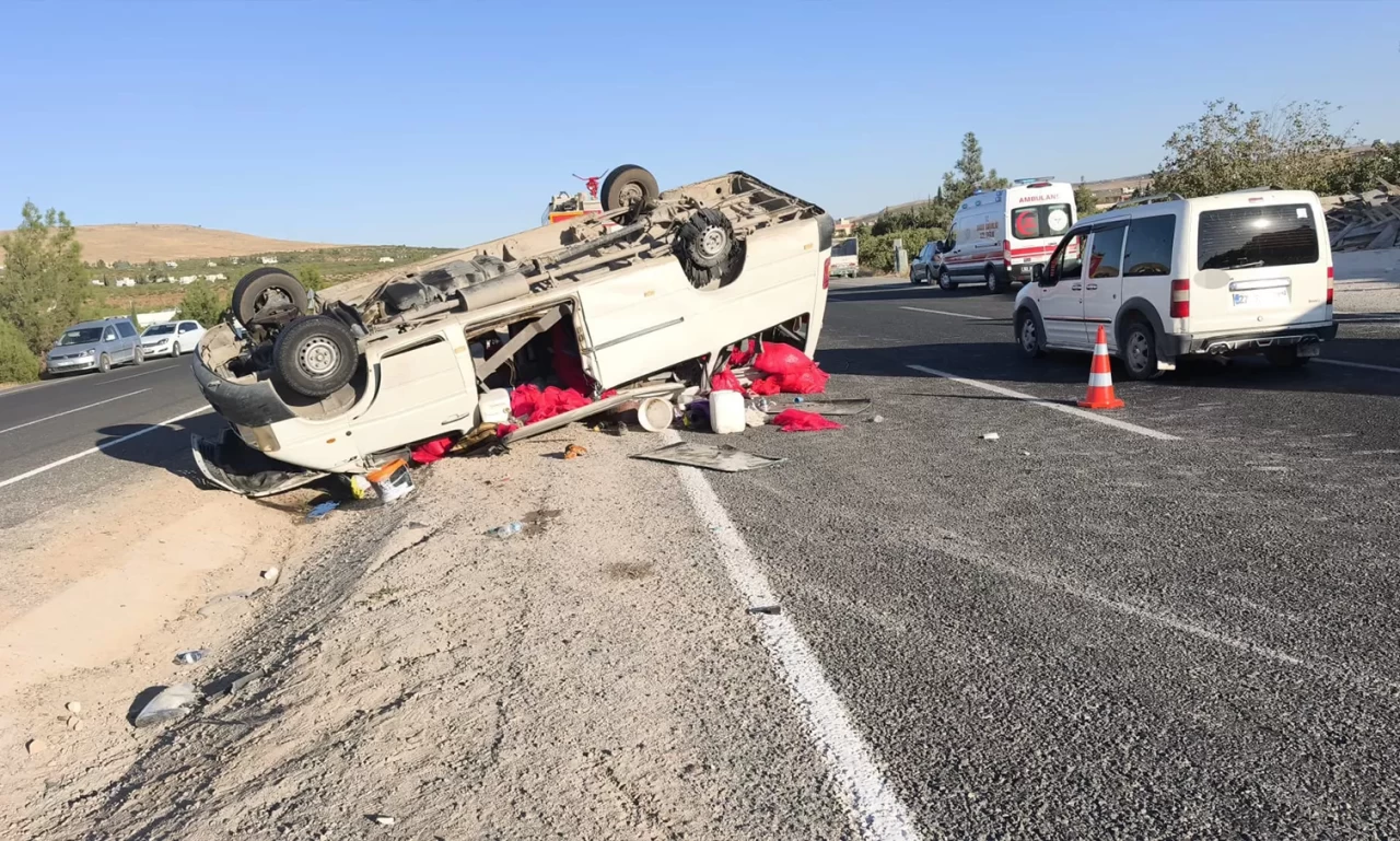 Şanlıurfa'da tarım işçilerini taşıyan minibüs devrildi