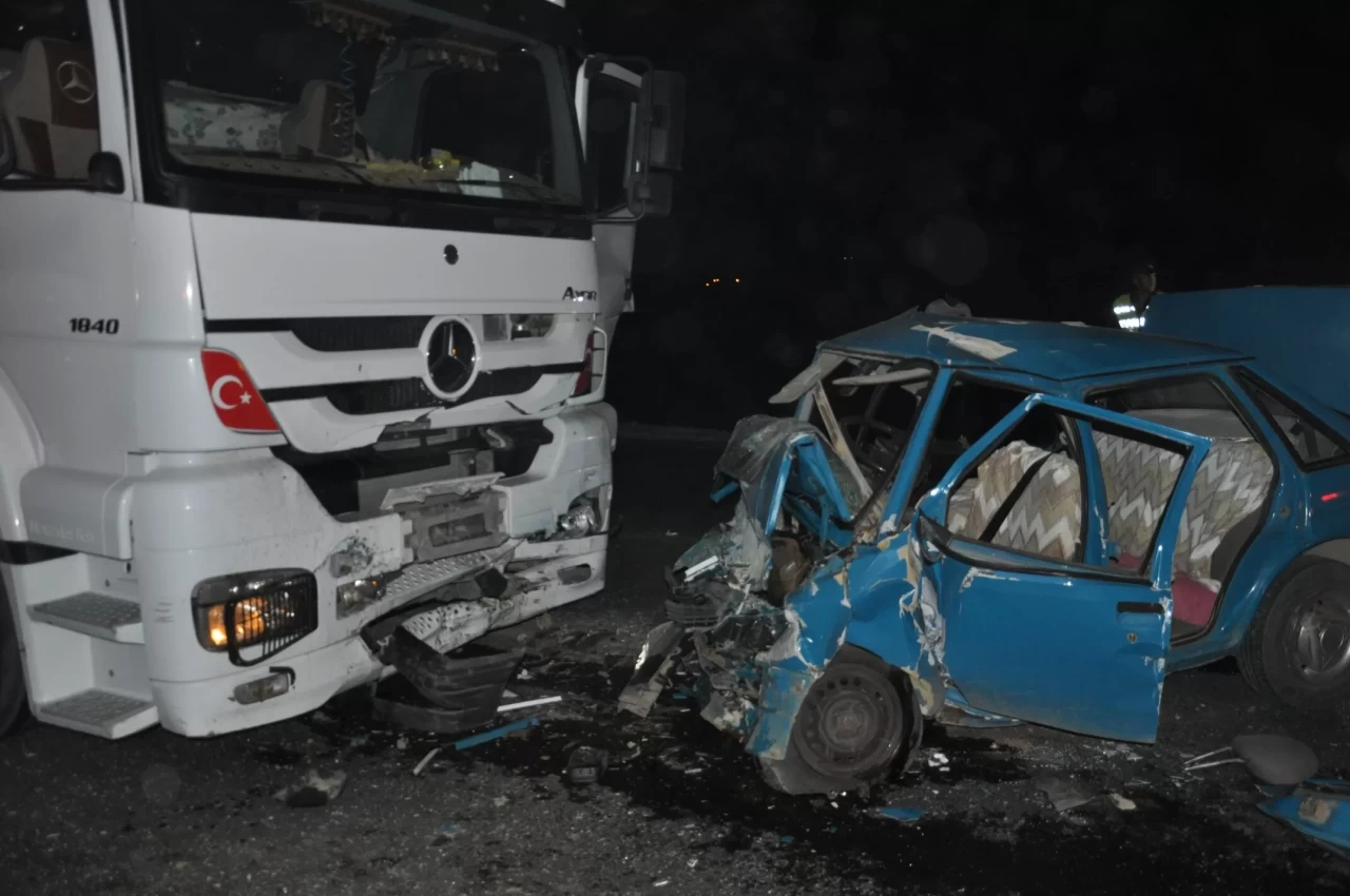 Tır ile otomobil kafa kafaya çarpıştı: 3 ölü