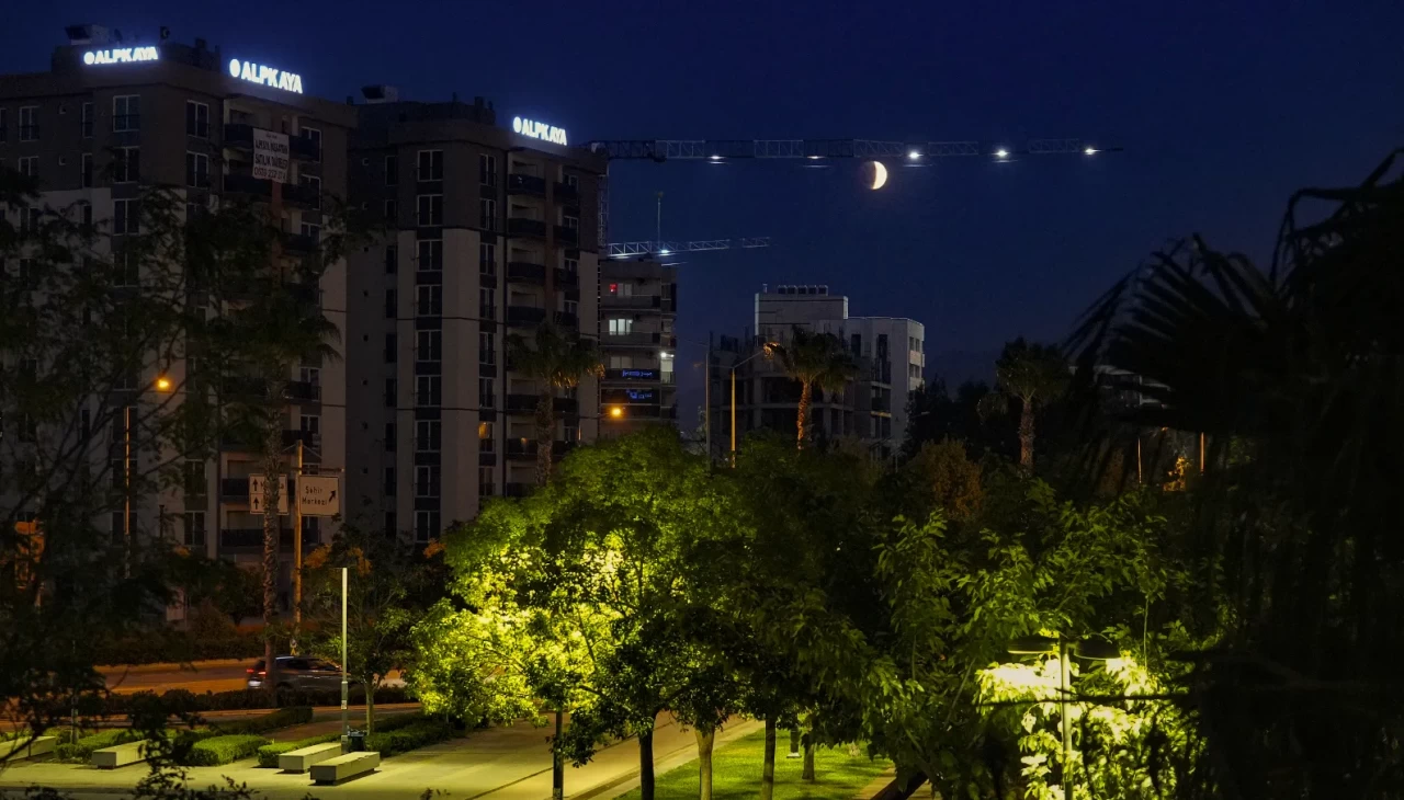 Gökyüzünde olağanüstü anlar! Türkiye’nin dört bir yanı Kanlı Ay’la aydınlandı