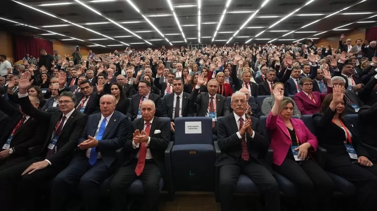 CHP’de kurultay komedisi! Güven oylaması güvensizliğe döndü