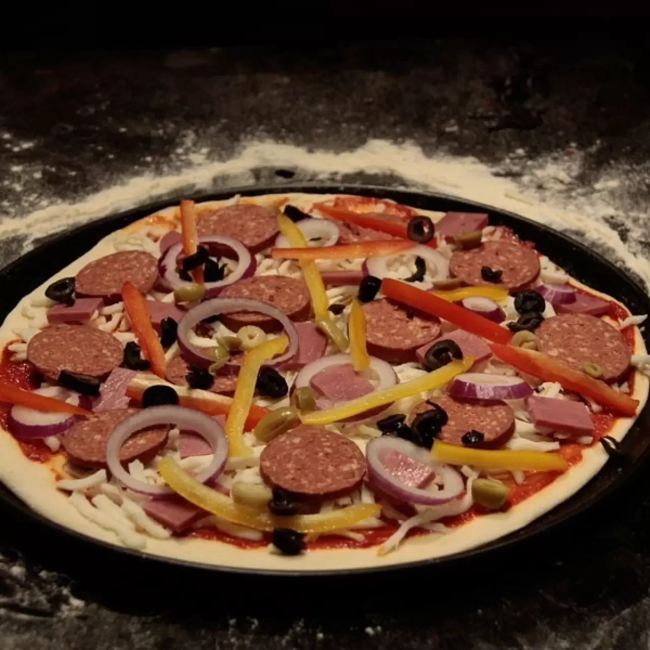 Şeflerin kullandığı tekniklerle restoran usulü pizza yapımı