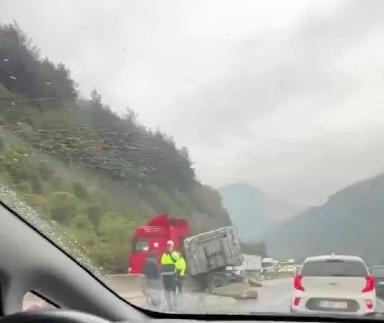 Yağış D-650’de kazayı beraberinde getirdi