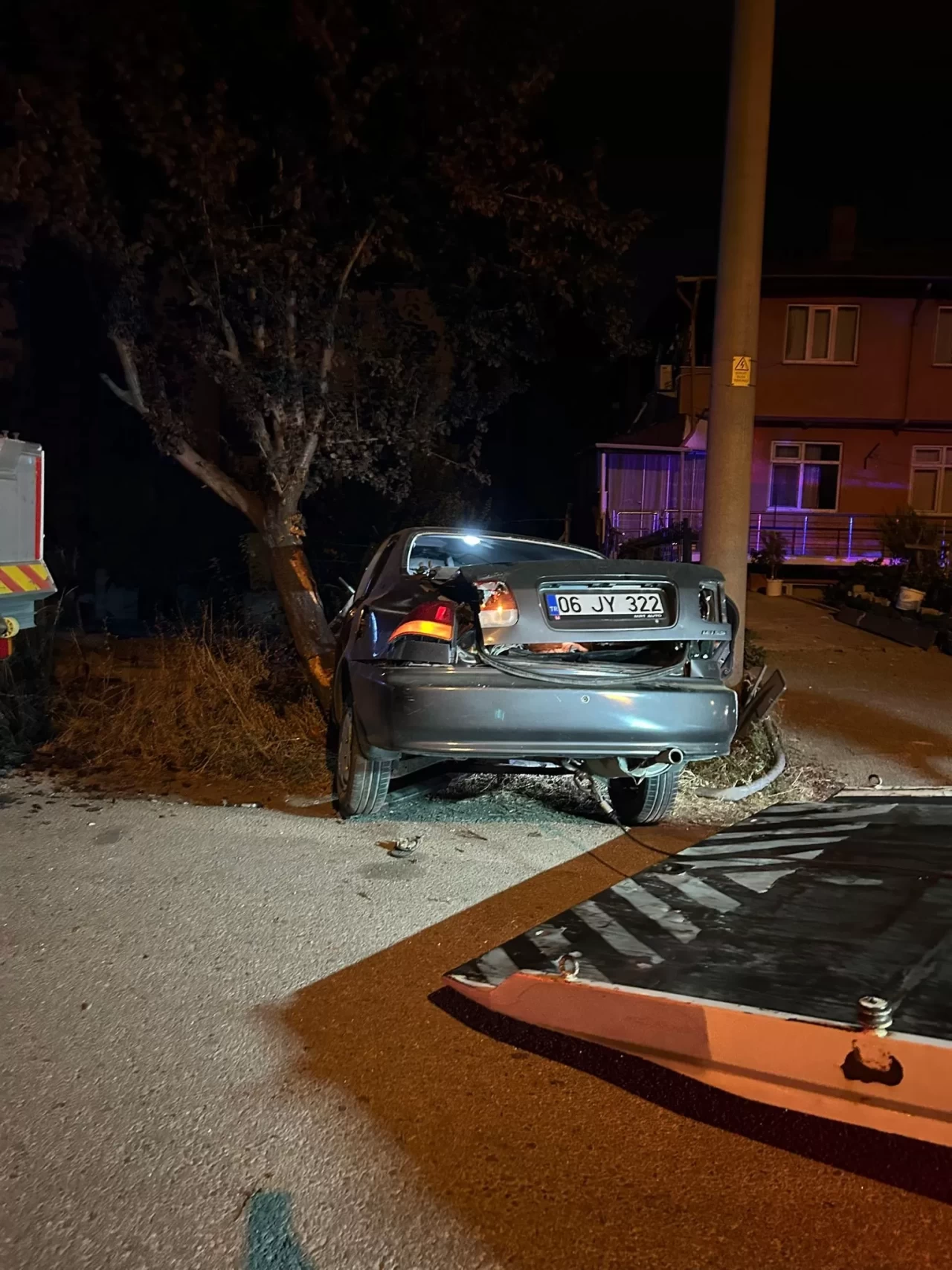 Bolu'da alkollü sürücü ağaca çarptı: 2 yaralı