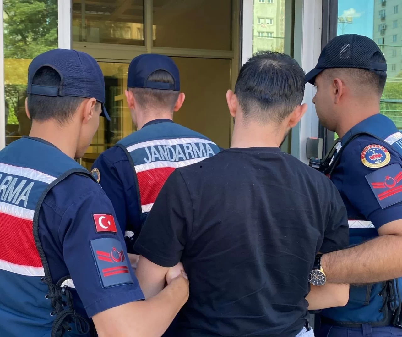 Tartıştığı kız kardeşini darbetti! Gözaltına alındı