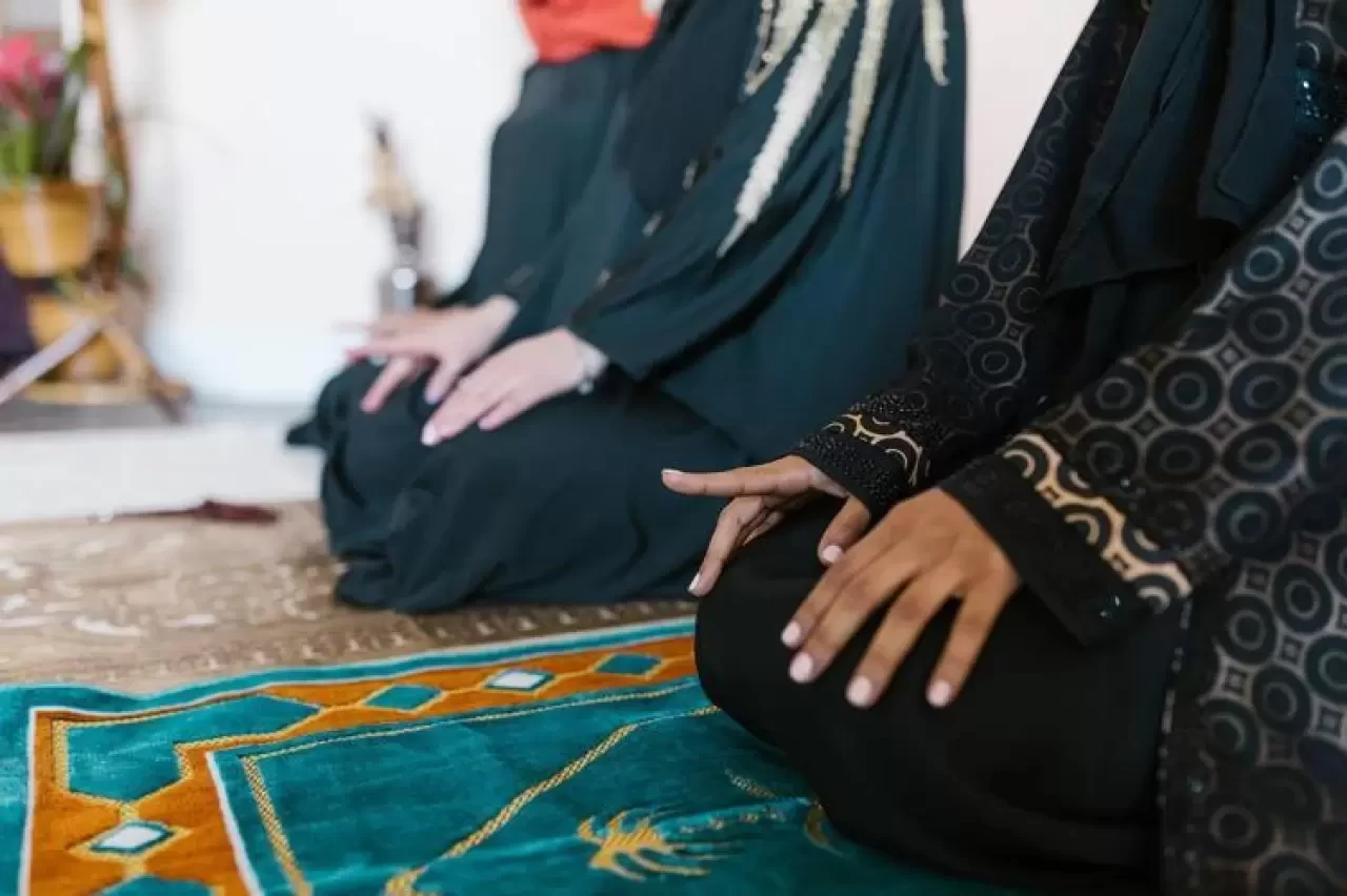 Üzerinde resim olan elbiseyle namaz kılmak caiz mi?