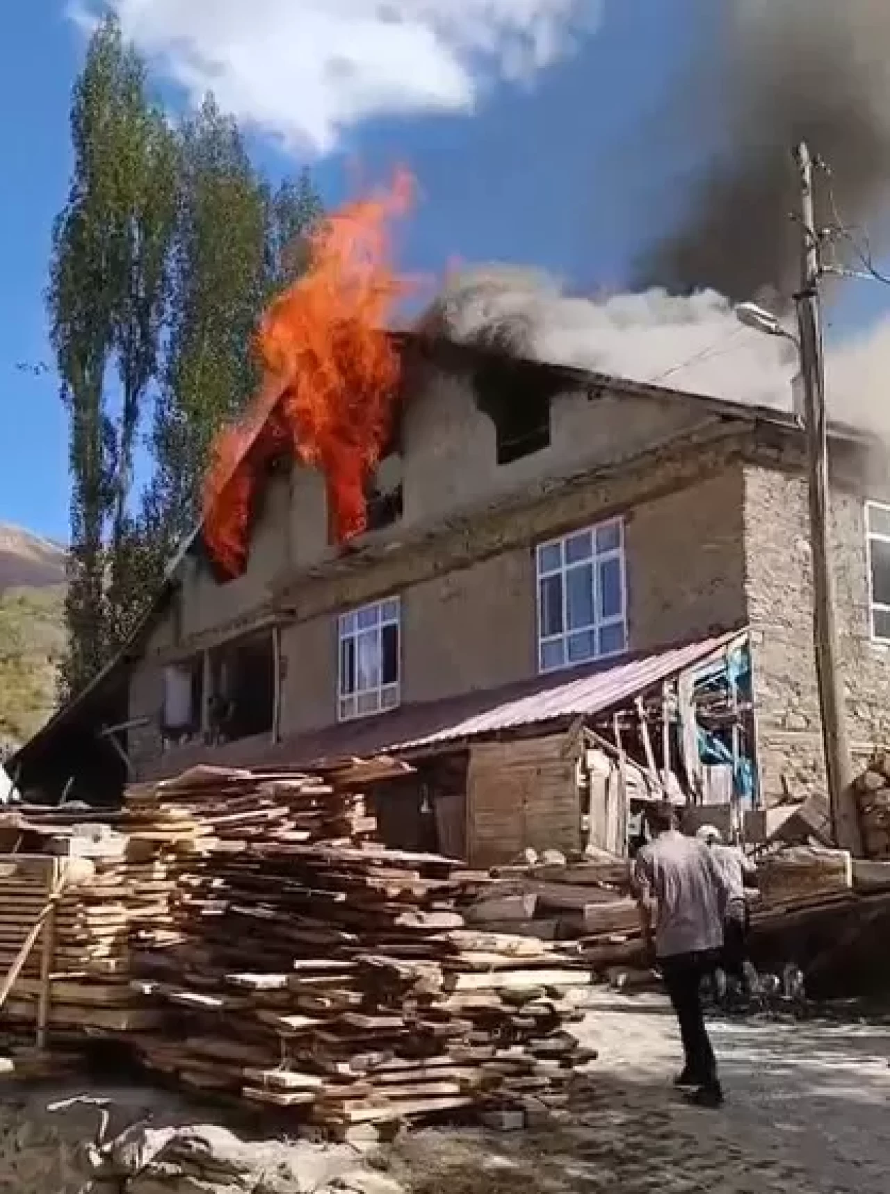 Bitlis’te 2 katlı evde korkutan yangın