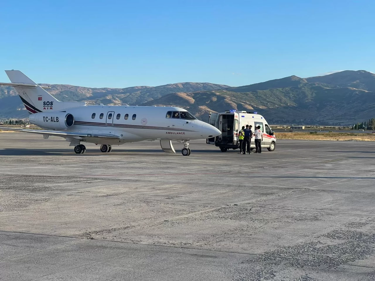 Bitlis'te astım ve tansiyon hastası, ambulans uçakla Ankara'ya sevk edildi