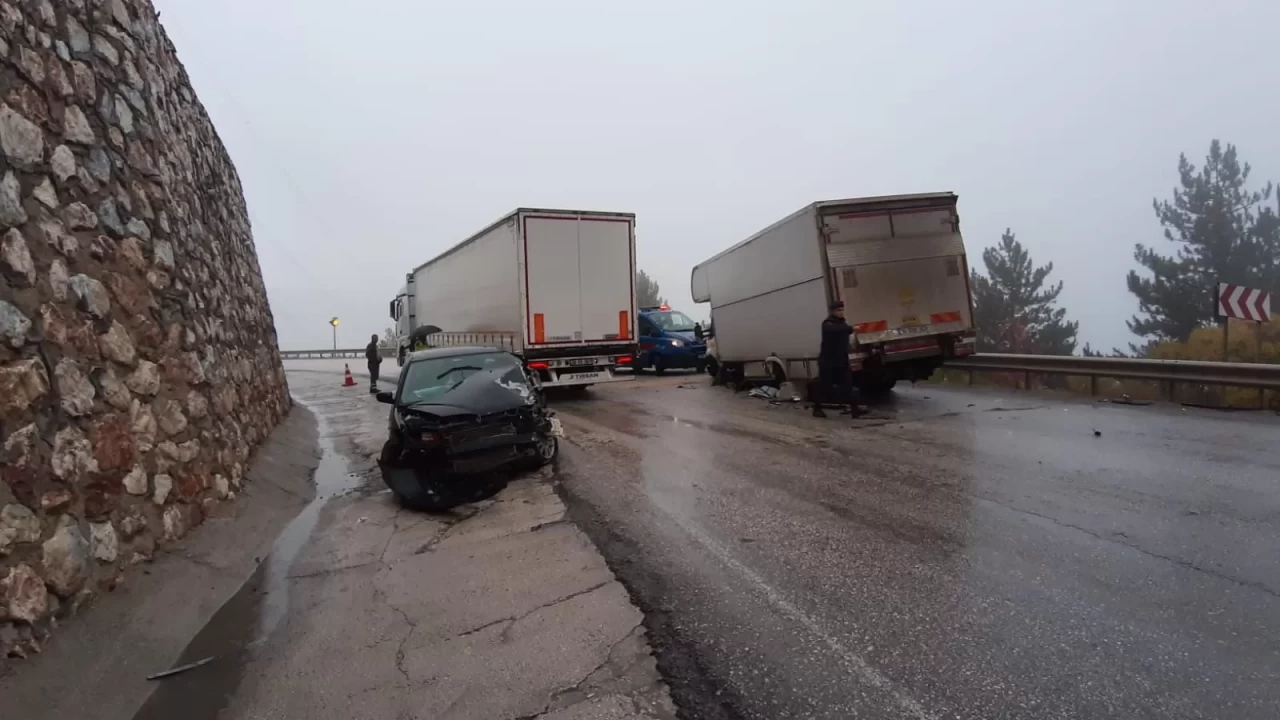 Yağış kazayı beraberinde getirdi: Karavan otomobille çarpıştı
